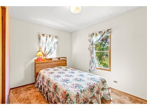 530 11Th Avenue S, Creston, BC - Indoor Photo Showing Bedroom