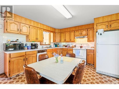 530 11Th  S Avenue, Creston, BC - Indoor Photo Showing Kitchen