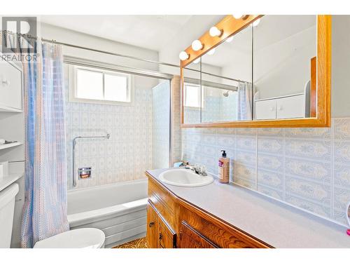 530 11Th  S Avenue, Creston, BC - Indoor Photo Showing Bathroom