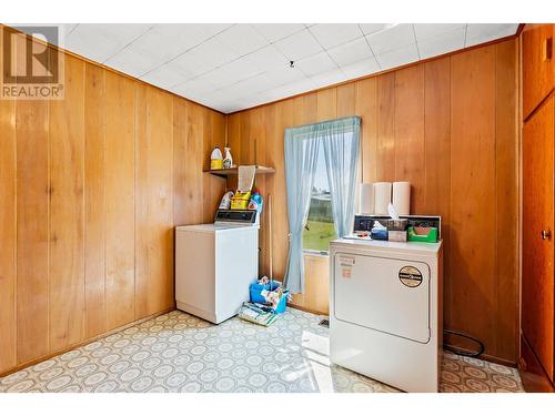 530 11Th  S Avenue, Creston, BC - Indoor Photo Showing Laundry Room