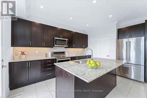 1011 Green Street, Innisfil, ON - Indoor Photo Showing Kitchen With Upgraded Kitchen