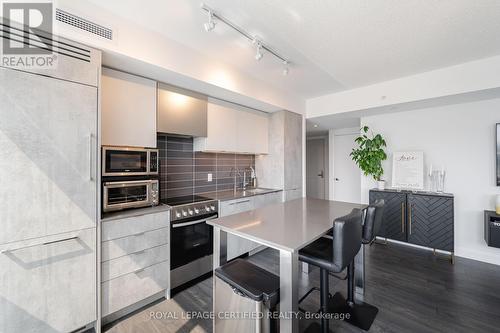 837 - 26 Gibbs Road, Toronto, ON - Indoor Photo Showing Kitchen