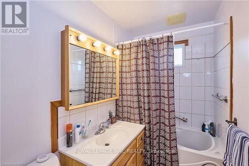 66 Rose Avenue, Thorold, ON - Indoor Photo Showing Bathroom