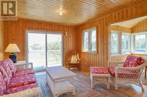2225 Miriam Drive, Kawartha Lakes, ON - Indoor Photo Showing Living Room