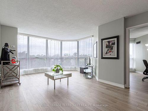 306-1500 Grazia Crt, Mississauga, ON - Indoor Photo Showing Living Room