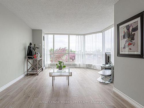 306-1500 Grazia Crt, Mississauga, ON - Indoor Photo Showing Living Room