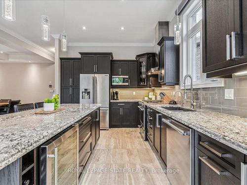 44 Riesling Crt, Hamilton, ON - Indoor Photo Showing Kitchen With Upgraded Kitchen