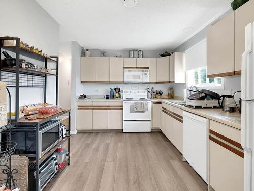 2509 Sandalwood Drive, Kamloops, BC - Indoor Photo Showing Kitchen