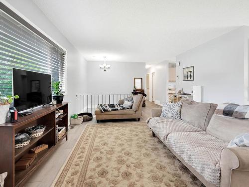2509 Sandalwood Drive, Kamloops, BC - Indoor Photo Showing Living Room