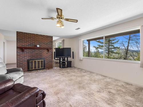 974 Huntleigh Cres, Kamloops, BC - Indoor Photo Showing Living Room With Fireplace