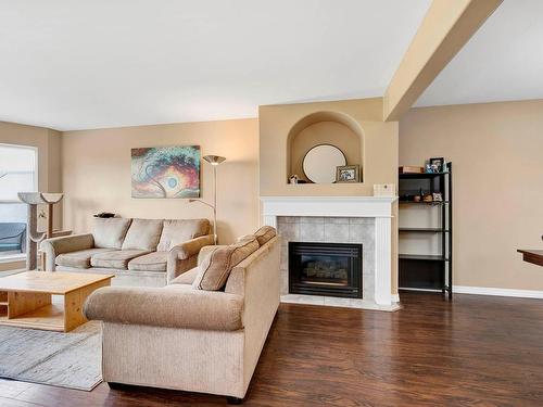 6-245 Whistler Drive, Kamloops, BC - Indoor Photo Showing Living Room With Fireplace