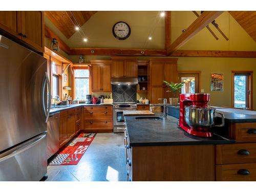 1438 Black Bear Drive, Golden, BC - Indoor Photo Showing Kitchen