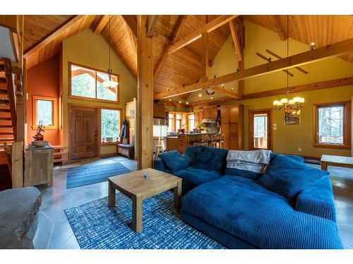 1438 Black Bear Drive, Golden, BC - Indoor Photo Showing Living Room
