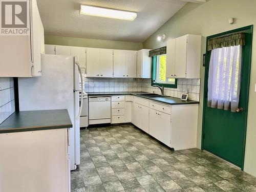 441 Oak Avenue, Sicamous, BC - Indoor Photo Showing Kitchen With Double Sink