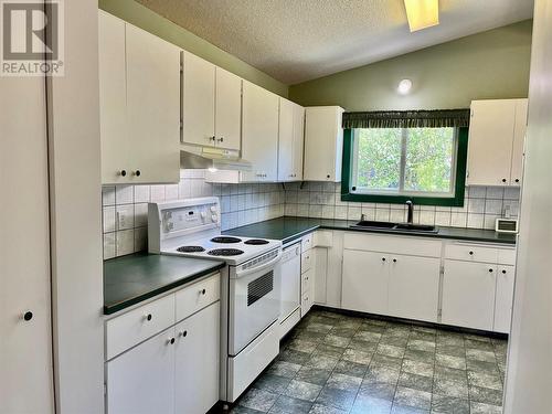 441 Oak Avenue, Sicamous, BC - Indoor Photo Showing Kitchen