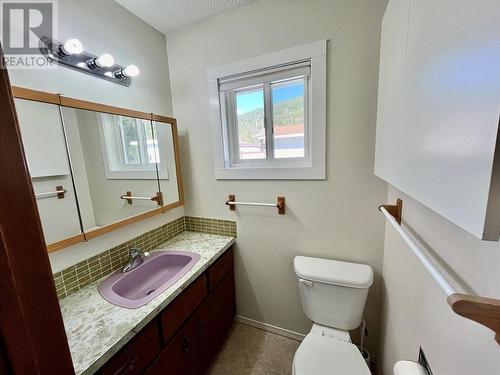 441 Oak Avenue, Sicamous, BC - Indoor Photo Showing Bathroom