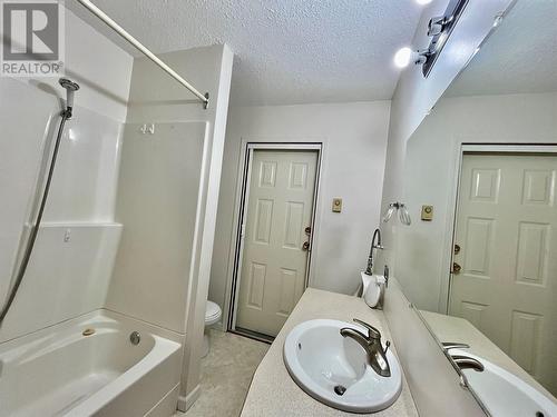 441 Oak Avenue, Sicamous, BC - Indoor Photo Showing Bathroom