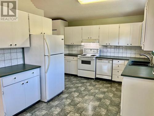 441 Oak Avenue, Sicamous, BC - Indoor Photo Showing Kitchen