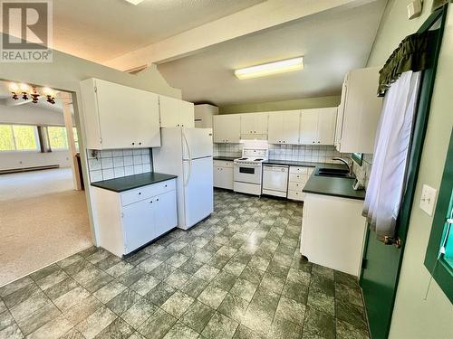 441 Oak Avenue, Sicamous, BC - Indoor Photo Showing Kitchen