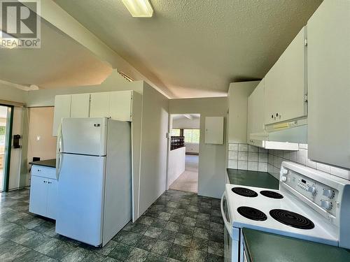 441 Oak Avenue, Sicamous, BC - Indoor Photo Showing Kitchen