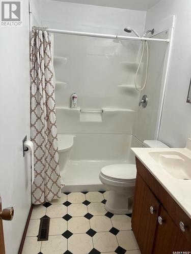 415 1St Avenue, Turtleford, SK - Indoor Photo Showing Bathroom