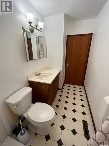 415 1St Avenue, Turtleford, SK - Indoor Photo Showing Bathroom