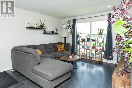 511 9Th Street E, Wynyard, SK - Indoor Photo Showing Living Room
