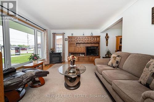 217 Fitch Street, Welland, ON - Indoor Photo Showing Living Room