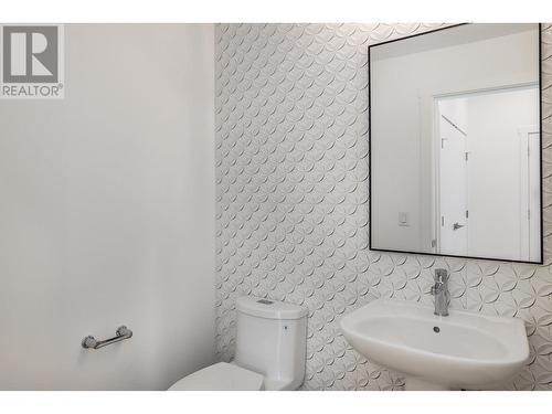 2735 Shannon Lake Road Unit# 113, West Kelowna, BC - Indoor Photo Showing Bathroom