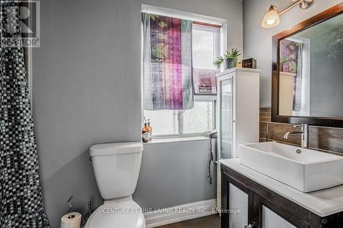 3048 Dundas Street W, Toronto, ON - Indoor Photo Showing Bathroom