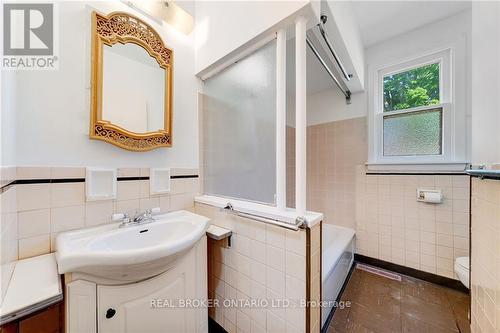 13 Ravina Court, Hamilton, ON - Indoor Photo Showing Bathroom