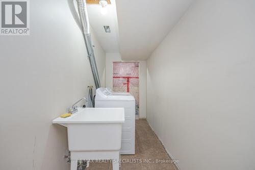 171 Winterberry Boulevard, Thorold, ON - Indoor Photo Showing Laundry Room