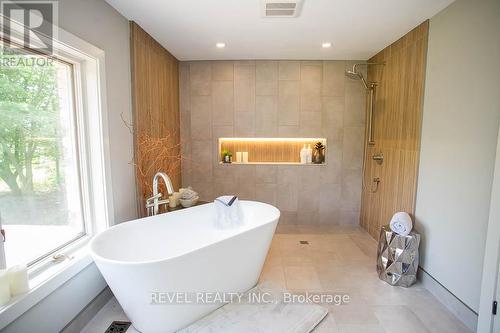 92 Highland Drive, Brantford, ON - Indoor Photo Showing Bathroom
