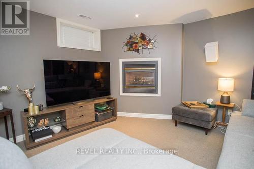 92 Highland Drive, Brantford, ON - Indoor Photo Showing Living Room