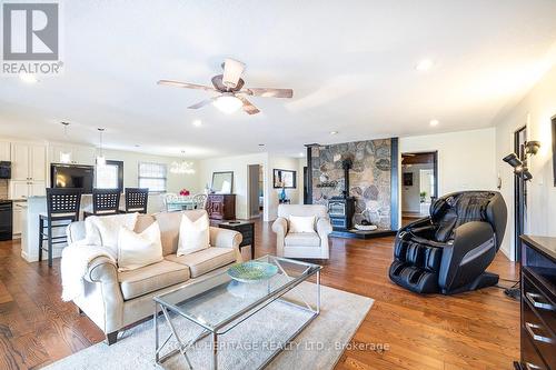 75 Riverside Drive, Kawartha Lakes, ON - Indoor Photo Showing Living Room