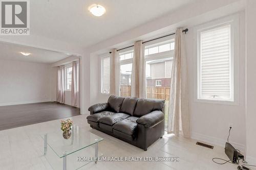 9271 White Oak Avenue, Niagara Falls, ON - Indoor Photo Showing Living Room