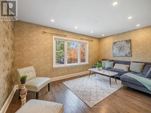 25 Maple Grove Avenue, Richmond Hill, ON - Indoor Photo Showing Living Room