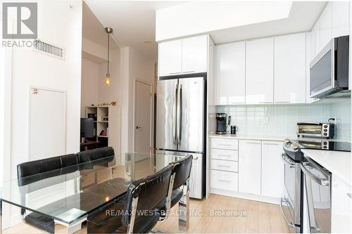 2508 - 10 Park Lawn Road, Toronto, ON - Indoor Photo Showing Kitchen With Upgraded Kitchen