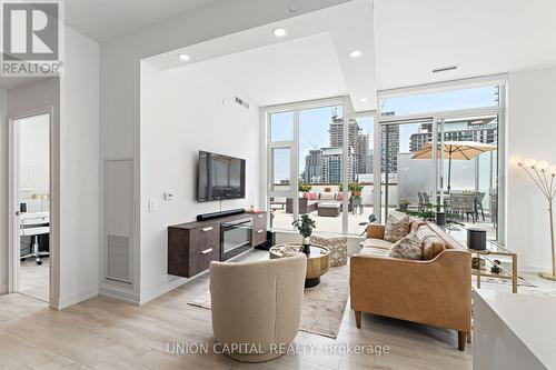 1105 - 33 Helendale Avenue, Toronto, ON - Indoor Photo Showing Living Room
