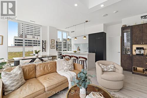 1105 - 33 Helendale Avenue, Toronto, ON - Indoor Photo Showing Living Room