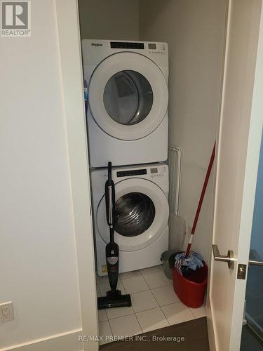 202 - 330 Richmond Street, Toronto, ON - Indoor Photo Showing Laundry Room