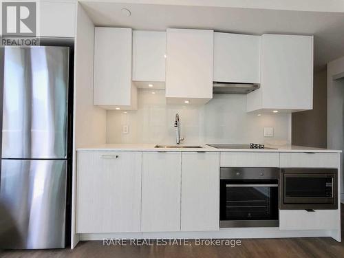 909 - 99 Broadway Avenue, Toronto, ON - Indoor Photo Showing Kitchen With Upgraded Kitchen