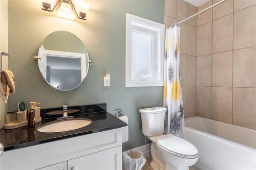 90 Main Street E, Grimsby, ON - Indoor Photo Showing Bathroom
