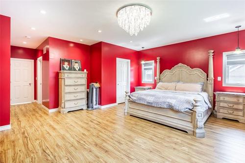 90 Main Street E, Grimsby, ON - Indoor Photo Showing Bedroom