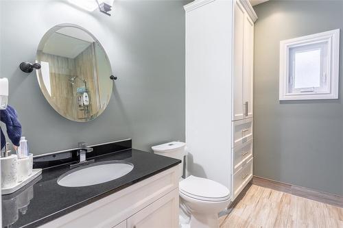 90 Main Street E, Grimsby, ON - Indoor Photo Showing Bathroom