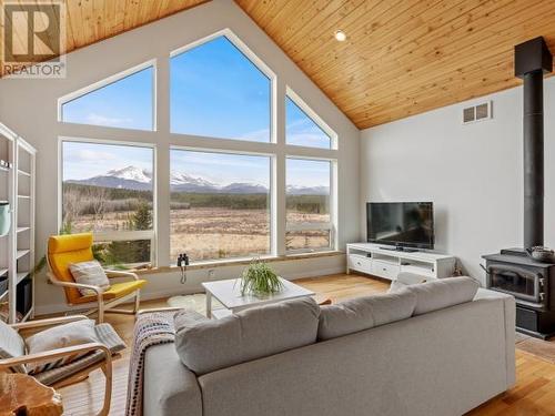 Lot 1031-2 North Klondike Highway, Whitehorse North, YT - Indoor Photo Showing Living Room
