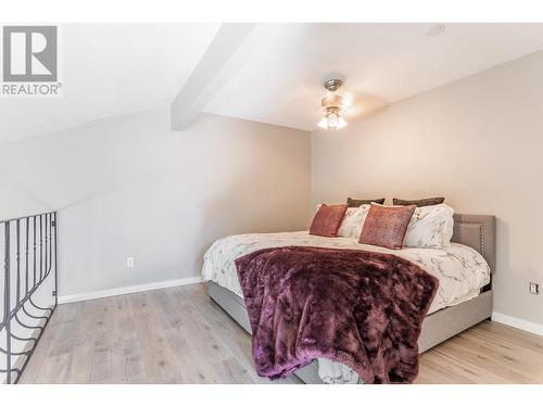3155 Gordon Drive Unit# 202, Kelowna, BC - Indoor Photo Showing Bedroom