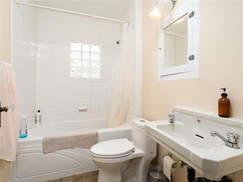 1012 Oliphant Ave, Victoria, BC - Indoor Photo Showing Bathroom