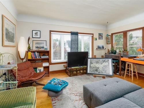 1012 Oliphant Ave, Victoria, BC - Indoor Photo Showing Living Room