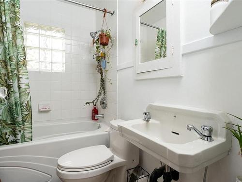 1012 Oliphant Ave, Victoria, BC - Indoor Photo Showing Bathroom